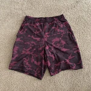 Lululemon men’s pace breakers red camo 9” shorts